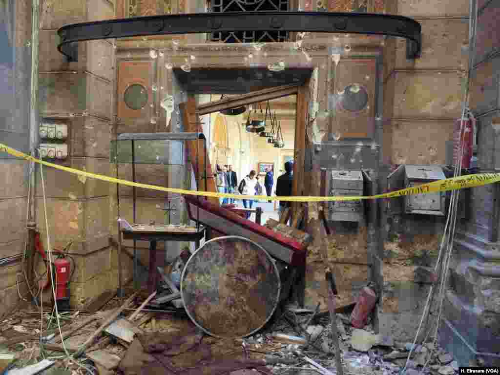 Bagian yang hancur akibat ledakan di dalam gereja Botrosia di Abbassya, Kairo (11/12).