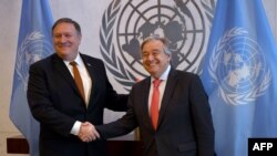 Le secrétaire général de l'ONU, Antonio Guterres (à droite) rencontre le secrétaire d'état américain Mike Pompeo, au siège des Nations unies, New York, 20 juillet 2018