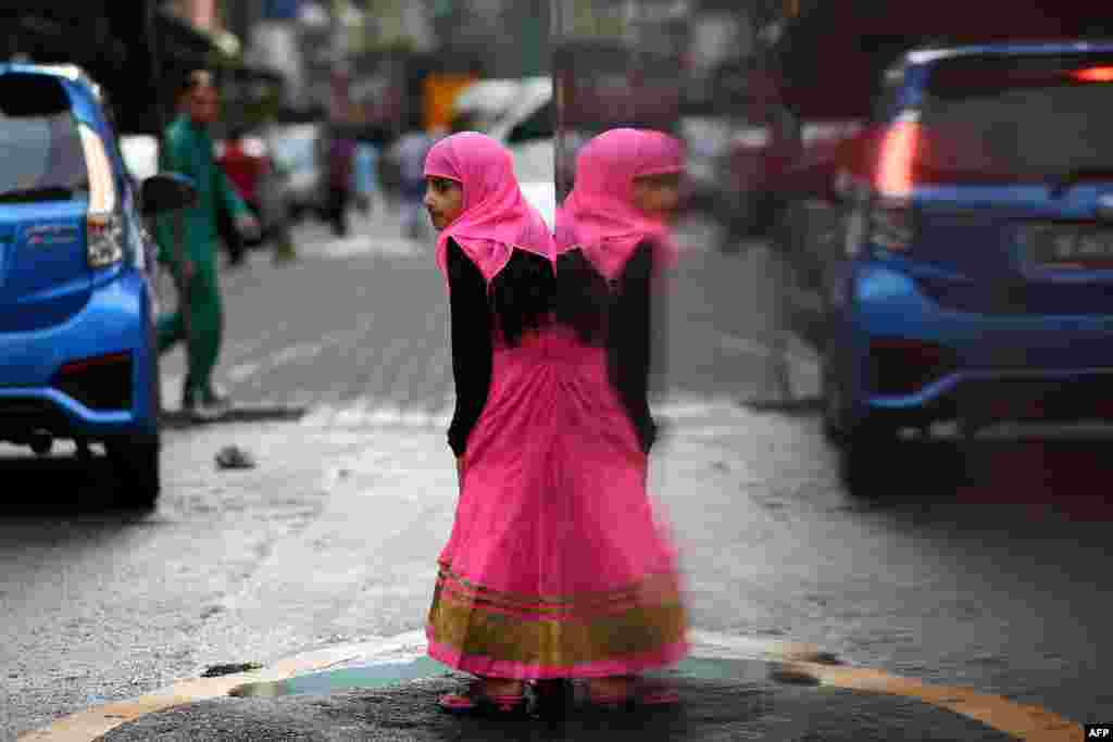 Seorang anak perempuan usai melakukan shalat Idul Fitri di Kuala Lumpur, Malaysia.