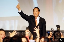 Taiwan's People First Party Chairman James Soong gives a thumbs-up to supporters as he announces his candidacy in the January 2016 presidential election, in Taipei, Taiwan, Thursday, Aug. 6, 2015.