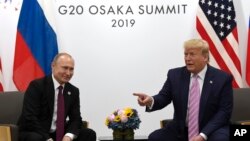도널드 트럼프 대통령이 28일 주요 20개국(G20) 정상회의가 열리는 일본 오사카에서 블라디미르 푸틴 러시아 대통령과 회담하고 있다. 