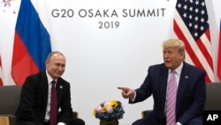 Prezidan Donald Trump ki t ap rakontre ak lidè Larisi a, Vladimir Putin, nan Somè G-20 an nan vil Osaka, Peyi Japon, nan dat 28 jen 2019 la. (Foto: AP/Susan Walsh).