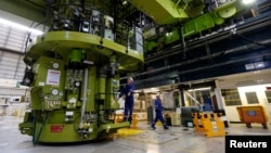 工作人员在英国的欣克利角B核电站里工作（2012年12月13日）