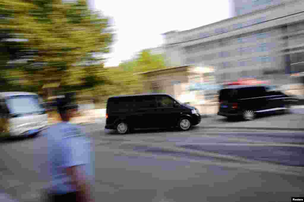 A minivan believed to be carrying Bo Xilai arrives at the Jinan Intermediate People's Court ahead of the fifth day of Bo's trial, August 26, 2013. 