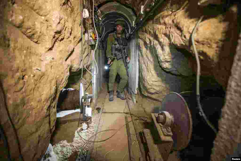 An Israeli army officer gives explanations to journalists during an army organized tour in a tunnel said to be used by Palestinian militants for cross-border attacks, July 25, 2014.&nbsp;