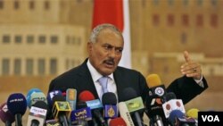 Presiden Yaman Ali Abdullah Saleh berbicara melakukan jumpa pers di Sana'a, Senin (21/2).