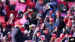 Predsjednik Donald Trump pozdravlja svoje pristalice na mitingu na regionalnom aerodromu u mjestu Dubuque u Iowi 1. novembra 2020.