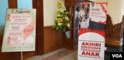 Banner Kampanye "Akhiri Kekerasan terhadap Anak" di depan ruangan yang digunakan untuk pertemuan KPAI dengan Walikota Solo.(Foto: VOA/Yudha)