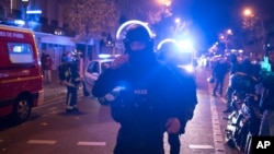 Polisi khusus Paris saat tiba di gedung konser Bataclan di mana terjadi serangan maut 13 November lalu (foto: dok).
