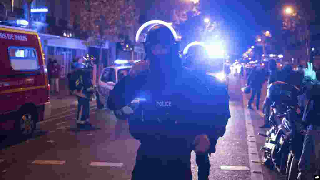Lực lượng cảnh sát đặc nhiệm của Pháp bên ngoài nhà hát Bataclan tại Paris, ngày 13/11/2015.