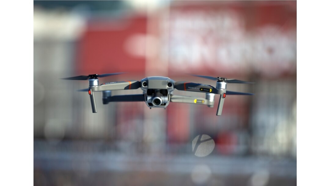 Sebuah drone terbang di Montreal, Kanada, 13 November 2019. (Foto: Reuters/Christinne Muschi)