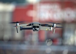 Sebuah drone terbang di Montreal, Kanada, 13 November 2019. (Foto: Reuters/Christinne Muschi)