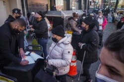 Warga AS antri untuk mendapatkan bantuan makanan di Harlem's Food Bank For New York City, dapur komunitas dan persediaan makanan di New York, Senin, 16 November 2020. (Foto: dok).