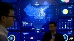 Një hartë dixhitale e Kinës shfaqet në sfond gjatë punimeve të një konference