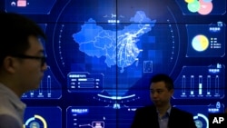 (美联社资料照）2018年4月26日在北京召开的全球移动网络大会上，参观者在观看一幅电子数据中国地图。