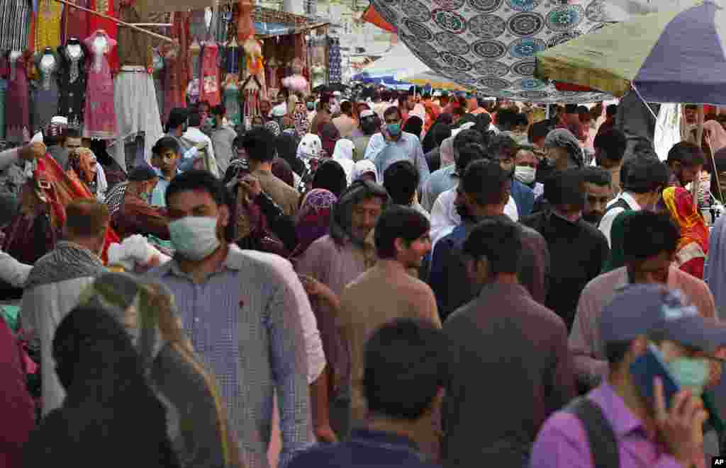 با بازگشایی اماکن در پاکستان، بازارها مثل قبل شلوغ شده است. بخصوص که به مناسبت ماه رمضان، خیلی&zwnj;ها برای خرید به بازارها مراجعه می&zwnj;کنند.&nbsp;