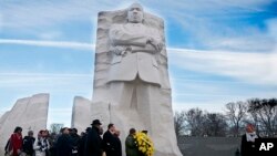 El alcalde de Washington, Vincent Gray, cuarto desde la izquierda, participa en los actos en honor a Martin Luther King Jr., en el monumento situado en el National Mall de la capital estadounidense.