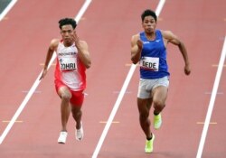 Pelari Indonesia Lalu Muhammad Zohri (kiri) dan pelari Jepang Bruno Dede. melakukan uji coba nomor lari 100 meter di Stadion Olimpiade di Tokyo, Jepang (foto: dok).