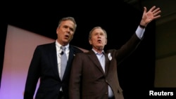 Los hermanos Bush aparecieron juntos durante un mitin en Charleston, Carolina del Sur.