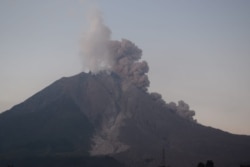 Erupsi Gunung Sinabung di Kabupaten Karo, Sumatera Utara, Rabu 3 Maret 2021. (Courtesy: Pos Pemantau Gunung Api Sinabung)