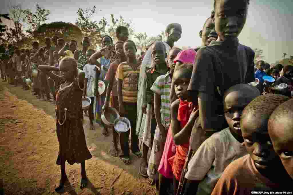 South Sudanese refugees wait in line to get food at Dzaipi transit camp in northern Uganda. (UNHCR/F. Noy)