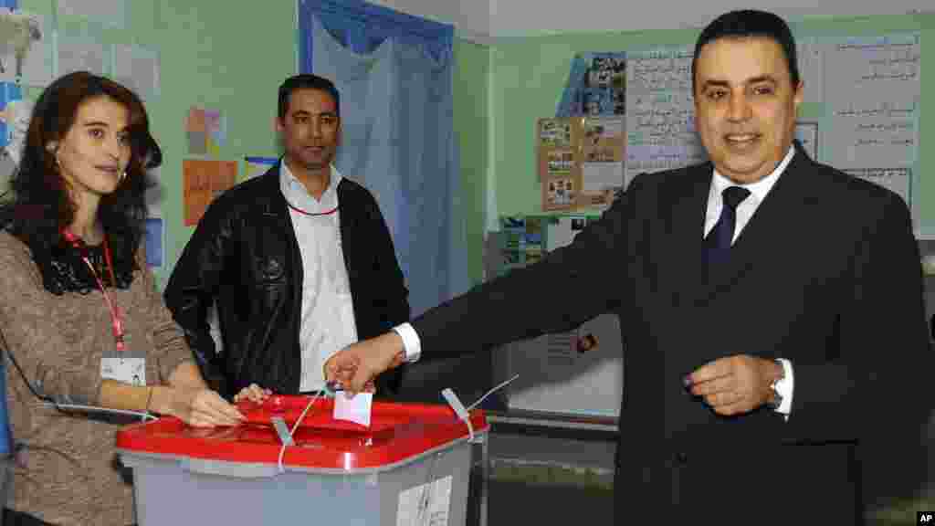 L&#39;ancien Premier ministre tunisien, Mehdi Jomaa, place son bulletin de vote dans l&#39;urne à Sidi Bou Said, dans la banlieue de Tunis, Tunisie, dimanche 21 décembre 2014.