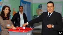 L'ancien Premier ministre tunisien, Mehdi Jomaa, dépose son bulletin de vote à Sidi Bou Said, dans la banlieue de Tunis, le 21 décembre 2014.