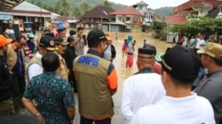 Kepala BNPB Letjen TNI Doni Monardo meninjau korban bencana banjir di Solok Selatan, Sumatera Barat, 14 Desember 2019.(Foto: BNPB).