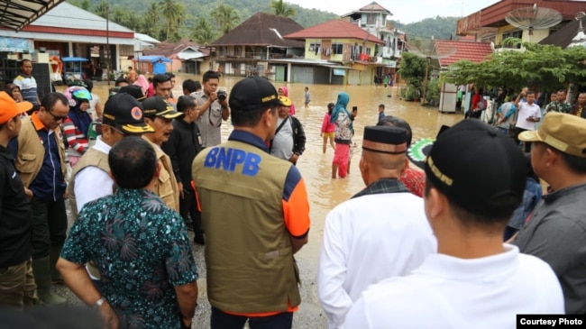 Kepala BNPB Letjen TNI Doni Monardo meninjau korban bencana banjir di Solok Selatan, Sumatera Barat, 14 Desember 2019.(Foto: BNPB).