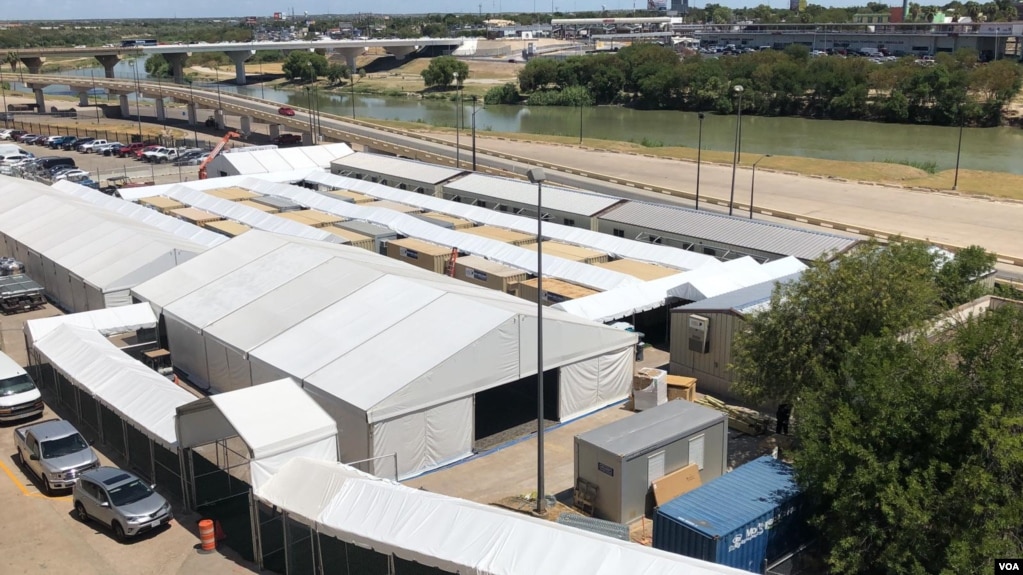 Carpas en Laredo, Texas, que serán usadas para procesar mediante audiencias audiovisuales los pedidos de asilo de inmigrantes. Foto: VOA/Celia Mendoza.