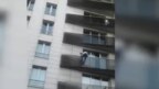 Một đoạn video trên YouTube cho thấy anh Mamoudou Gassama, 22 tuổi, hôm 27/5 đã trèo qua nhiều tầng lên cứu cậu bé bốn tuổi đang bám vào thanh chắn lan can ban công trong sự lo lắng hò hét của mọi người.