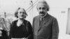 物理学家阿尔伯特·爱因斯坦和妻子艾尔莎·爱因斯坦抵达加州圣迭戈港。艾尔莎是他的表姐，也是隔一代的堂姐。(1930年12月30日)