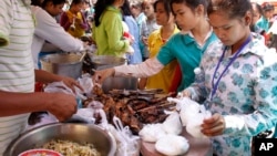 Cambodian Garment workers buy some cheap food for their lunch in front of the factory in downtown of Phnom Penh, file photo. 