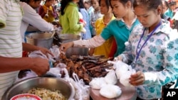 Cambodian Garment workers buy some cheap food for their lunch in front of the factory in downtown of Phnom Penh, file photo. 