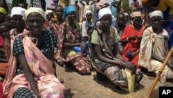 Des femmes attendent de recevoir de l'aide alimentaire distribué par le Programme alimentaire mondial (PAM) à Padeah, au Sud-Soudan.