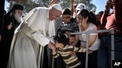 Le pape François avec les migrants sur l'île grecque de Lesbos. 