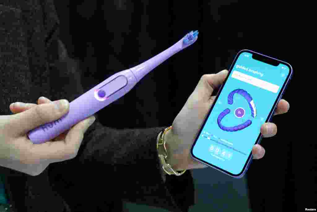 Un cepillo de dientes Hum, un cepillo de dientes recargable inteligente que le brinda información sobre cómo cepillarse mejor, se exhibe en el stand de Colgate-Palmolive durante CES 2022.