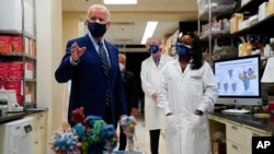 Tồng thống Joe Biden thăm Viện Y tế Quốc gia Hoa Kỳ (NIH) ngày 11/2/2021.