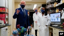 Presidenti Biden bisedon me imunologen Kizzmekia Corbett.