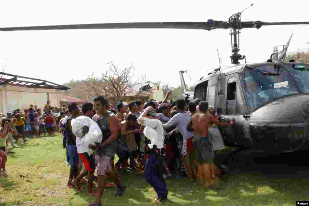 Cư dân vui mừng sau khi nhận lãnh phẩm vật cứu trợ tại thị trấn Iloilo, miền trung Philippines, ngày 11/11/2013.