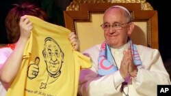 羅馬教宗方濟各星期五訪問南韓唐津市會見一群青年時獲送一件印有他肖像的T恤