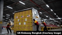 Satu setengah juta dosis vaksin virus corona dari Amerika Serikat, tiba di Bandara Internasional Suvarnabhumi, pinggiran Bangkok, Thailand, Jumat (30/7).