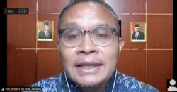 Anggota Ombudsman RI, Robert Na Endi Jaweng. (Foto: Tangkapan layar/Petrus Riski-VOA).