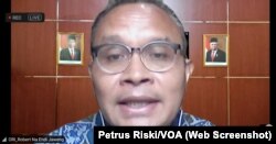Anggota Ombudsman RI, Robert Na Endi Jaweng. (Foto: Tangkapan layar/Petrus Riski-VOA).
