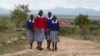Mariée à 13 ans, une jeune kényane fuit la tradition sur les bancs de l'école