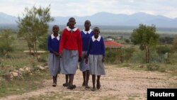 Des jeunes filles kényanes marchent pour aller à l'école à Imbirikani, Kenya, le 21 avril 2016.