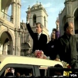 Mario Vargas Llosa tokom kampanje za predsjeednika Perua 1990. godine