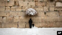 2015年2月20日，一名极端正统派的犹太男子在耶路撒冷城内的西墙祈祷。