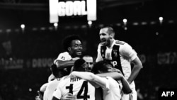 Para pemain Juventus merayakan gol yang dicetak Cristiano Ronaldo dalam laga melawan Manchester United di Turin, 7 November 2018
