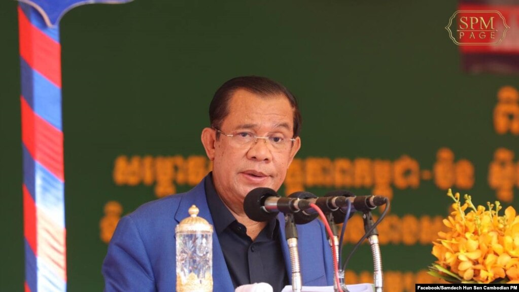 រូបឯកសារ៖ លោកនាយករដ្ឋមន្ត្រី ហ៊ុន សែន អញ្ជើញទៅសម្ពោធដាក់ឱ្យប្រើប្រាស់ស្ពានស្ទឹងត្រង់-ក្រូចឆ្មារ និងបើកការដ្ឋានសង់ផ្លូវជាតិលេខ «71C» កាលពីព្រឹកថ្ងៃអង្គារ ទី២៣ ខែវិច្ឆិកា ឆ្នាំ២០២១។ (Facebook / Samdech Hun Sen, Cambodian Prime Minister)